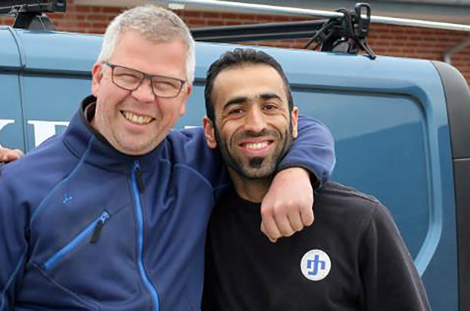 Jens O. Mogensen, indehaver af Silkeborg VVS-teknik, er glad for at have Sirus Ghaderi i lære i firmaet.