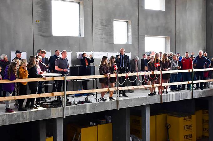 Borgmester Jens Ejner Christensen (V), flankeret af fire Egtved-piger, lykønskede Egtved med den nye svømmehal, som han tror vil blive endnu et samlingspunkt i byen.