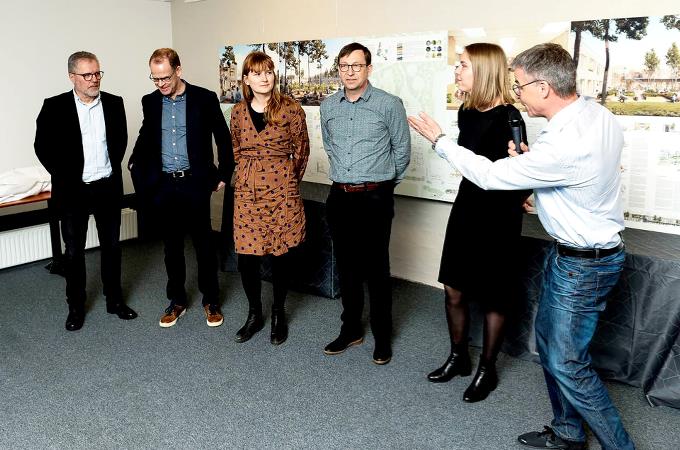 Vinderen af Varde bys nye skole blev præsenteret på Varede Fritidscenter, hvor den ny skole - Frelloskolen - også skal ligge. Her ses folkene bag vinderprojektet. De kommer C.C. Contractor, GPP Arkitekter, ÅF Buildings Danmark og Labland architects.